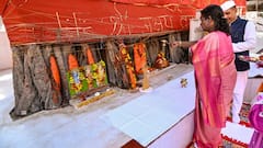 Maha Kumbh: மகா கும்பமேளா - குடியரசுத் தலைவர் திரவுபதி முர்மு புனித நீராடல் - புகைப்படங்கள்!