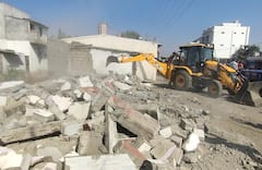 ગાંધીધામ મહાનગરપાલિકા દ્વારા મેગા ડિમોલેશન, ચુસ્ત પોલીસ બંદોબસ્ત સાથે દબાણો પર ફરી વળ્યું બુલડોઝર 