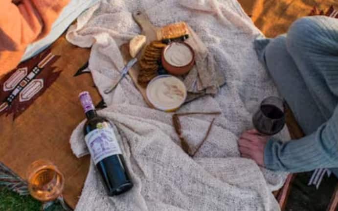 ਰਮ ਬਣਾਉਣ ਲਈ ਗੁੜ ਦੀ ਵਰਤੋਂ ਕੀਤੀ ਜਾਂਦੀ ਹੈ। ਤੁਹਾਨੂੰ ਦੱਸ ਦਈਏ ਕਿ ਇਹ ਚੀਜ਼ ਉਦੋਂ ਮਿਲਦੀ ਹੈ, ਜਦੋਂ ਗੰਨੇ ਦੇ ਰਸ ਤੋਂ ਖੰਡ ਬਣਾਈ ਜਾਂਦੀ ਹੈ। ਖੰਡ ਬਣਾਉਣ ਦੀ ਪ੍ਰਕਿਰਿਆ ਦੌਰਾਨ ਇਹ ਗੂੜ੍ਹੇ ਰੰਗ ਦਾ ਬਾਈ-ਪ੍ਰੋਡਕਟ ਨਿਕਲਦਾ ਹੈ ਜਿਸ ਨੂੰ ਫਰਮੈਂਟ ਕਿਹਾ ਜਾਂਦਾ ਹੈ ਅਤੇ ਫਿਰ ਇਸ ਤੋਂ ਰਮ ਤਿਆਰ ਕੀਤੀ ਜਾਂਦੀ ਹੈ।