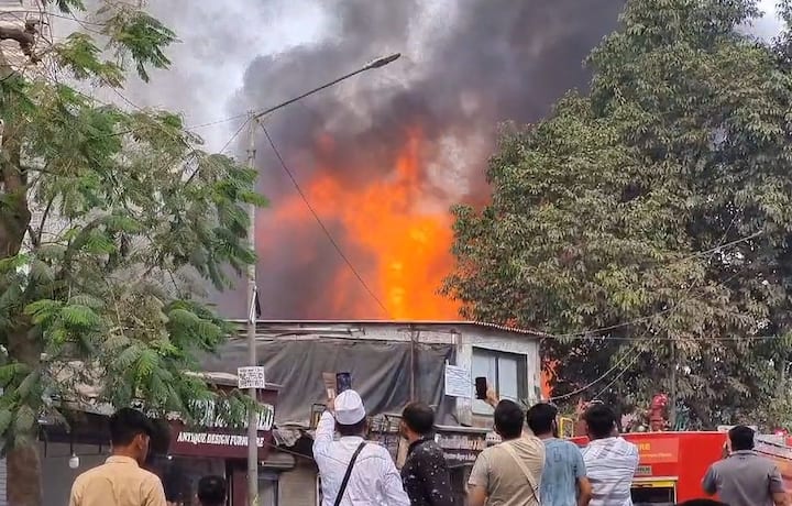 आगीवर नियंत्रण मिळवण्याचे युद्ध पातळीवर प्रयत्न सुरू आहेत.