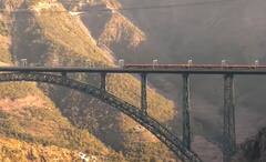 कश्मीर में भारी बर्फबारी के बीच भी फर्राटा भरेगी वंदे भारत एक्सप्रेस, शीशे पर लगाई गई ये खास चीज