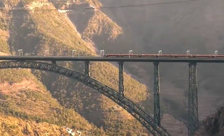 कटरा से कश्मीर तक वंदे भारत ट्रेन चलने वाली है, जिसका उद्घाटन खुद प्रधानमंत्री नरेंद्र मोदी करेंगे. इसके बाद आप नई दिल्ली से सीधे श्रीनगर तक वंदे भारत में बैठकर जा सकते हैं. ये ऐसा सफर होगा, जो आपके लिए काफी यादगार हो जाएगा.