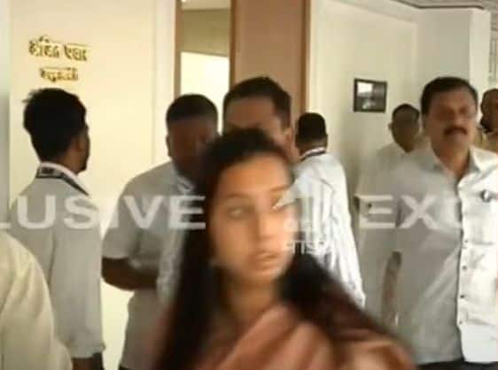 सदर बैठकीबाबत शिंदे गटाचे रायगडमधील आमदार महेंद्र दळवी यांनी प्रतिक्रिया दिली.  ही बैठक अधिकृत आहे की नाही याची खात्री नाही. आम्ही तिघं आमच्या मतदारसंघात आहोत. या बैठीबाबत एकनाथ शिंदेंशी चर्चा करणार असं महेंद्र दळवी यांनी सांगितले. तसेच एक-दोन दिवासांत पालकमंत्रिपदाचा तिढा सुटेल. भरत गोगावले यांनाच पालमंत्री करा, अशी आमची आजही आग्रहाची मागणी आहे, असं महेंद्र दळवींनी सांगितले. त्यामुळे एकनाथ शिंदे आता कोणती भूमिका घेणार?, याकडे सर्वांचं लक्ष लागलं आहे.