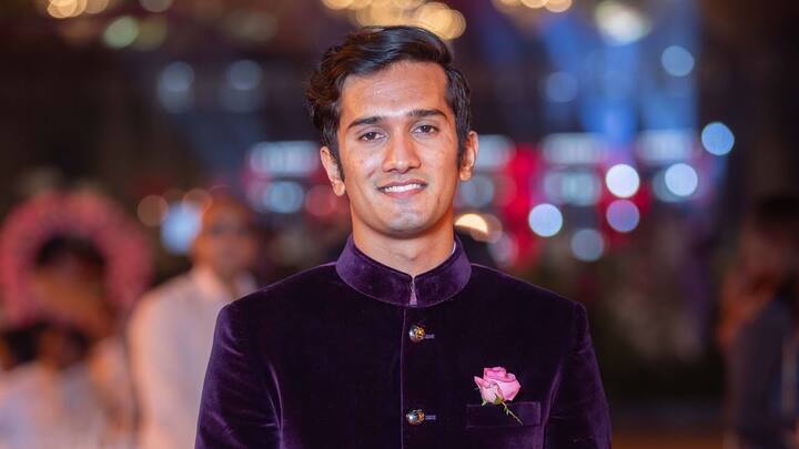 रिंकूसोबत फोटोत दिसत असलेली व्यक्ती म्हणजे, भाजपचे राज्यसभा खासदार धनंजय महाडिक यांचे चिरंजीव कृष्णराज महाडिक आहेत.