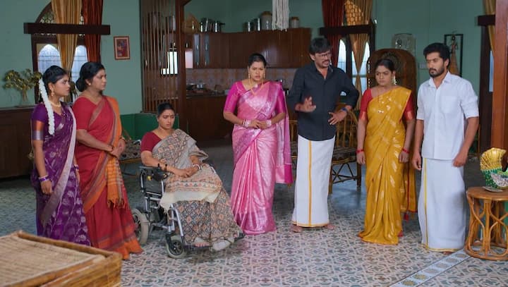 హోమం అయిపోయిన తర్వాత కార్తీక్ దీపతో.. హోమంతో వచ్చిన పుణ్యాన్ని ఈ మనిషిని పిలిచి పూర్తిగా నాశనం చేశావు అంటాడు కార్తీక్. దీంతో దీప నేను ఆయన్ని పిలవలేదు అని చెప్తుంది. (Image Credit: Disney Plus Hotstar/ Star Maa)