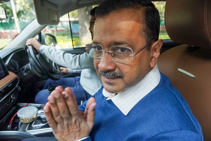 मंगलवार (11 फरवरी) को अपने आवास से कपूरथला हाउस जाने के दौरान जब केजरीवाल मीडिया के कैमरे में कैद हुए तो उन्होंने हाथ जोड़कर अभिवादन किया.