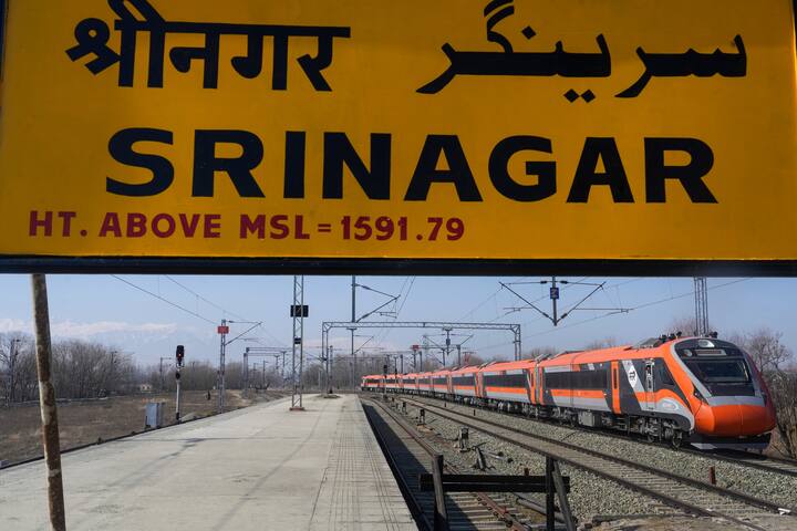 कश्मीर तक चलने वाली वंदे भारत ट्रेन बाकी ट्रेनों से अलग होगी, क्योंकि इसमें खास तकनीक का इस्तेमाल किया गया है. ब्रेकिंग सिस्टम को भी ऐसा बनाया गया है, जो जीरो डिग्री पर भी काम कर सकता है.