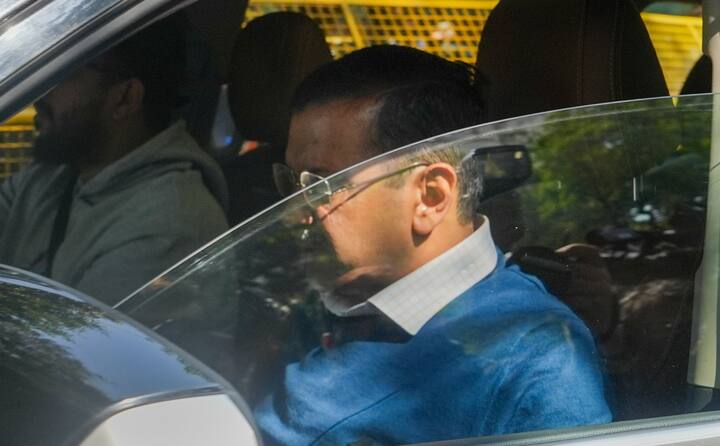 नई दिल्ली सीट पर अरविंद केजरीवाल को बीजेपी के प्रवेश वर्मा ने हरा दिया. इस सीट पर प्रवेश वर्मा को कुल 30088 वोट मिले. वहीं अरविंद केजरीवाल 25999 वोटों के साथ दूसरे नंबर पर रहे. वोट शेयर के लिहाज से प्रवेश वर्मा को 48.82 फीसदी और आप के राष्ट्रीय संयोजक को 42.18 फीसदी वोट मिले.