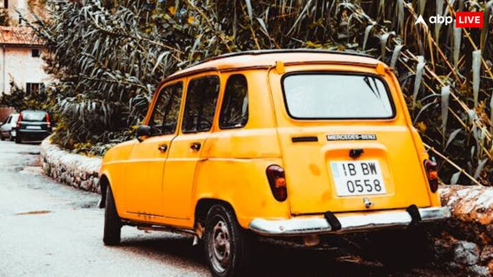 भारत में सबसे ज्यादा सामान्य सफेद नंबर प्लेट होती है, क्योंकि इस रंग का इस्तेमाल निजी वाहनों के लिए किया जाता है. इस प्लेट पर पंजीकरण संख्या काले रंग से सफेद पृष्ठभूमि पर लिखी जाती है.