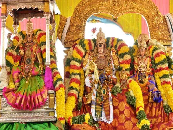 சுவாமிக்கும், அம்மனுக்கும் சிறப்பு பூஜைகள் நடத்தப்பட்ட பின்னர் அலங்கரிக்கப்பட்ட தெப்பத்தில் எழுந்தருளினர்.