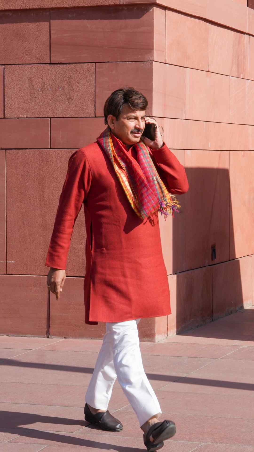 मनोज तिवारी भोजपुरी फिल्म के एक्टर और गायक हैं