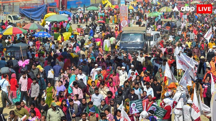 बताया जा रहा है कि 5 फरवरी को प्रधानमंत्री नरेंद्र मोदी के कुंभ स्नान के बाद श्रद्धालुओं की संख्या और तेजी से बढ़ी. 7, 8 और 9 फरवरी को लाखों की संख्या में लोग अपने वाहनों से प्रयागराज पहुंचे. रिपोर्ट्स के मुताबिक बीते तीन दिनों में लगभग 15 लाख गाड़ियां शहर में दाखिल हुई, लेकिन इतनी बड़ी संख्या में आई गाड़ियां उसी रफ्तार से बाहर नहीं निकल सकीं जिससे जाम की स्थिति और बिगड़ गई.