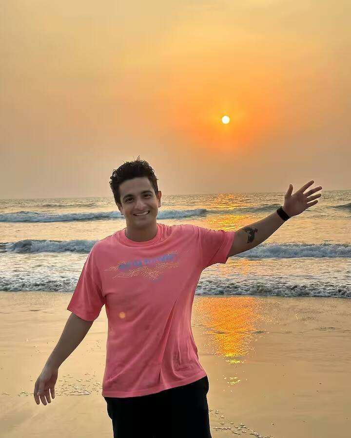 दरम्यान, समय रैनाच्या शोमध्ये केलेल्या वादग्रस्त वक्तव्यामुळे रणवीरला सोशल मीडियावर खूप ट्रोल केलं जात आहे. त्यानं केलेल्या अश्लील कमेंट्सवर कारवाई करण्याची मागणीही युजर्स करत आहेत.