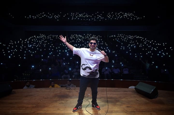 सध्या कॉमेडीयन समय रैना चांगलाच चर्चेत आला आहे. त्याच्या इंडियाज गॉट लेटेन्ट या यूट्यूब शोवर देशभरातून आक्षेप घेतला जातोय.