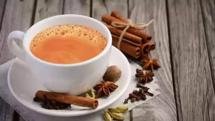 चहामुळे दातांच्या समस्या उद्भवू शकतात. चहामुळे डिहायड्रेशन देखील होऊ शकते.