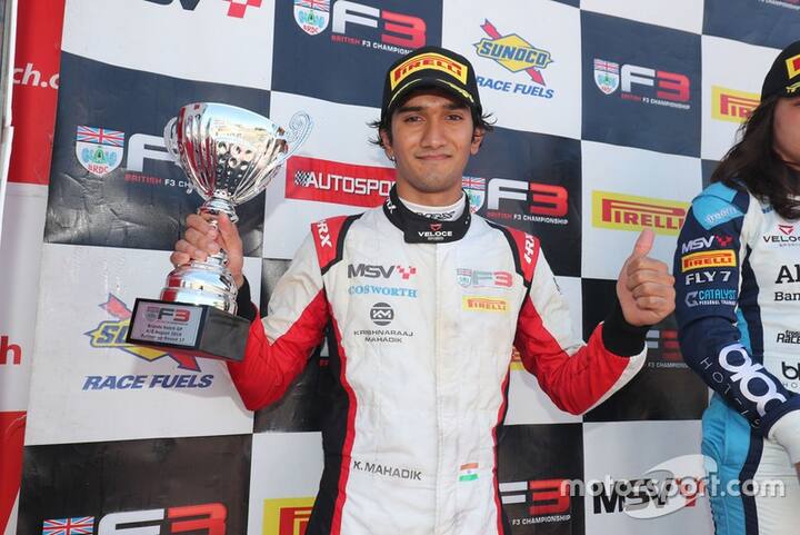 तर, रिंकू राजगुरूसोबत लग्न ठरलंय का? असा थेट प्रश्नही काही चाहत्यांनी कृष्णराज महाडिक यांना विचारला आहे.