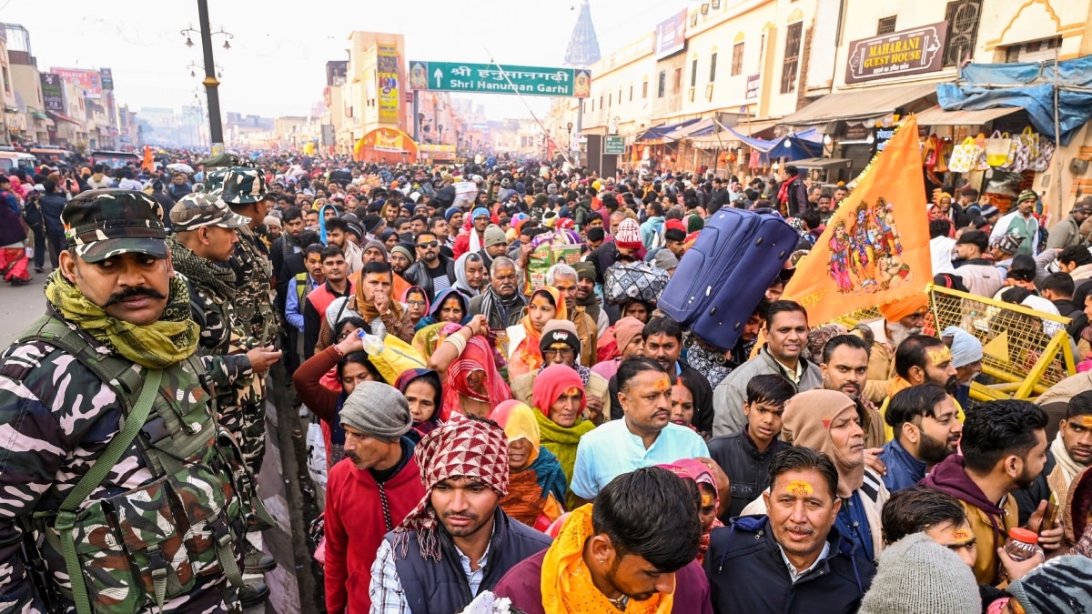 अयोध्या में 14 फरवरी तक स्कूल बंद, श्रद्धालुओं की बढ़ती भीड़ को देखते हुए डीएम ने की घोषणा