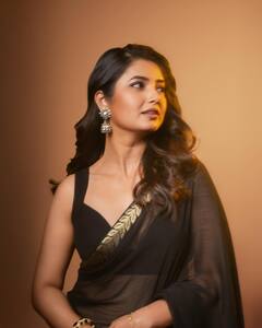 मराठी सिनेसृष्टीतील आघाडीची नायिका प्राजक्ता माळीचा देसी लूक; काळ्या साडीतले फोटो व्हायरल!