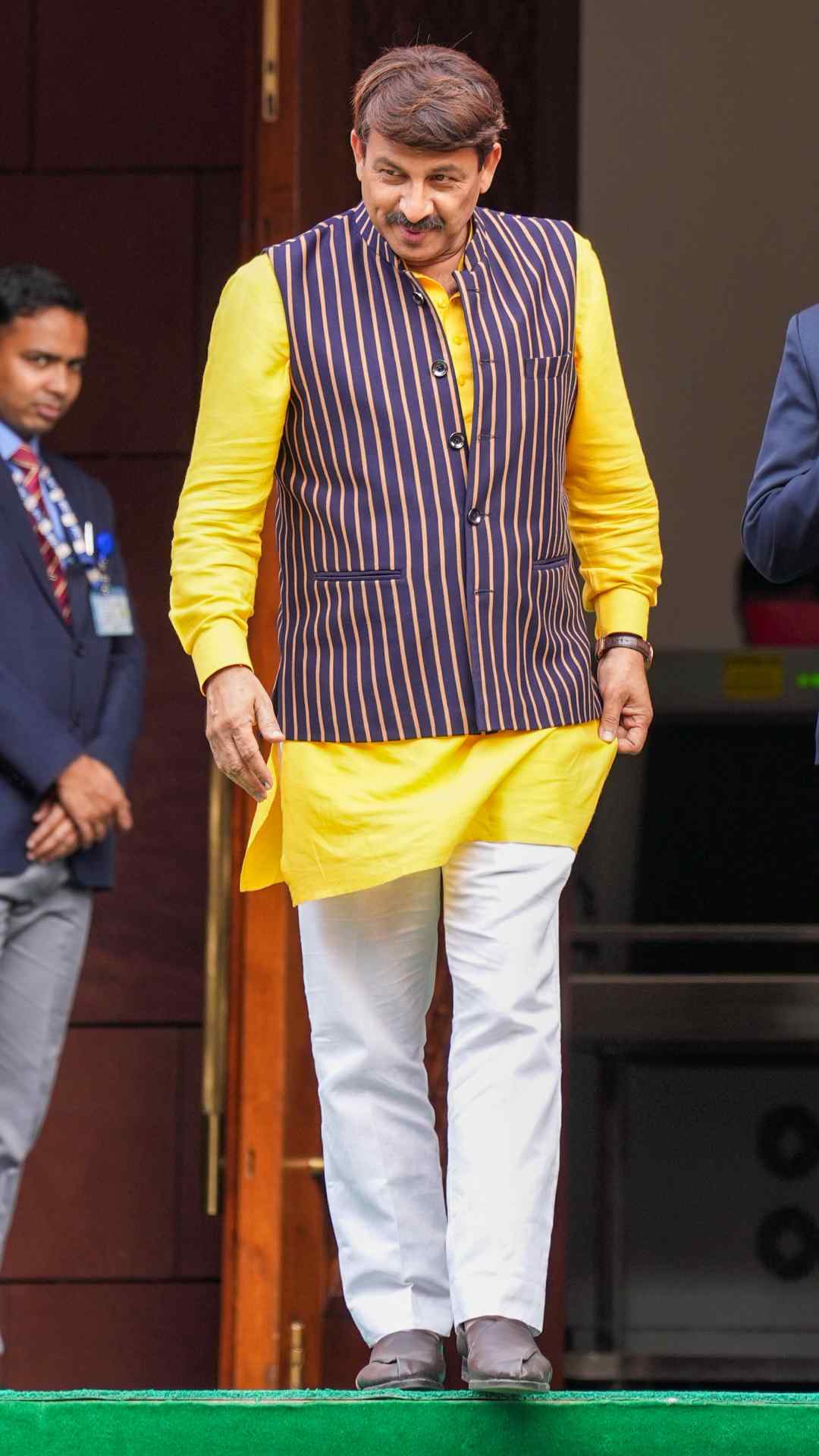 किस पार्टी से पहला चुनाव लड़े थे मनोज तिवारी?