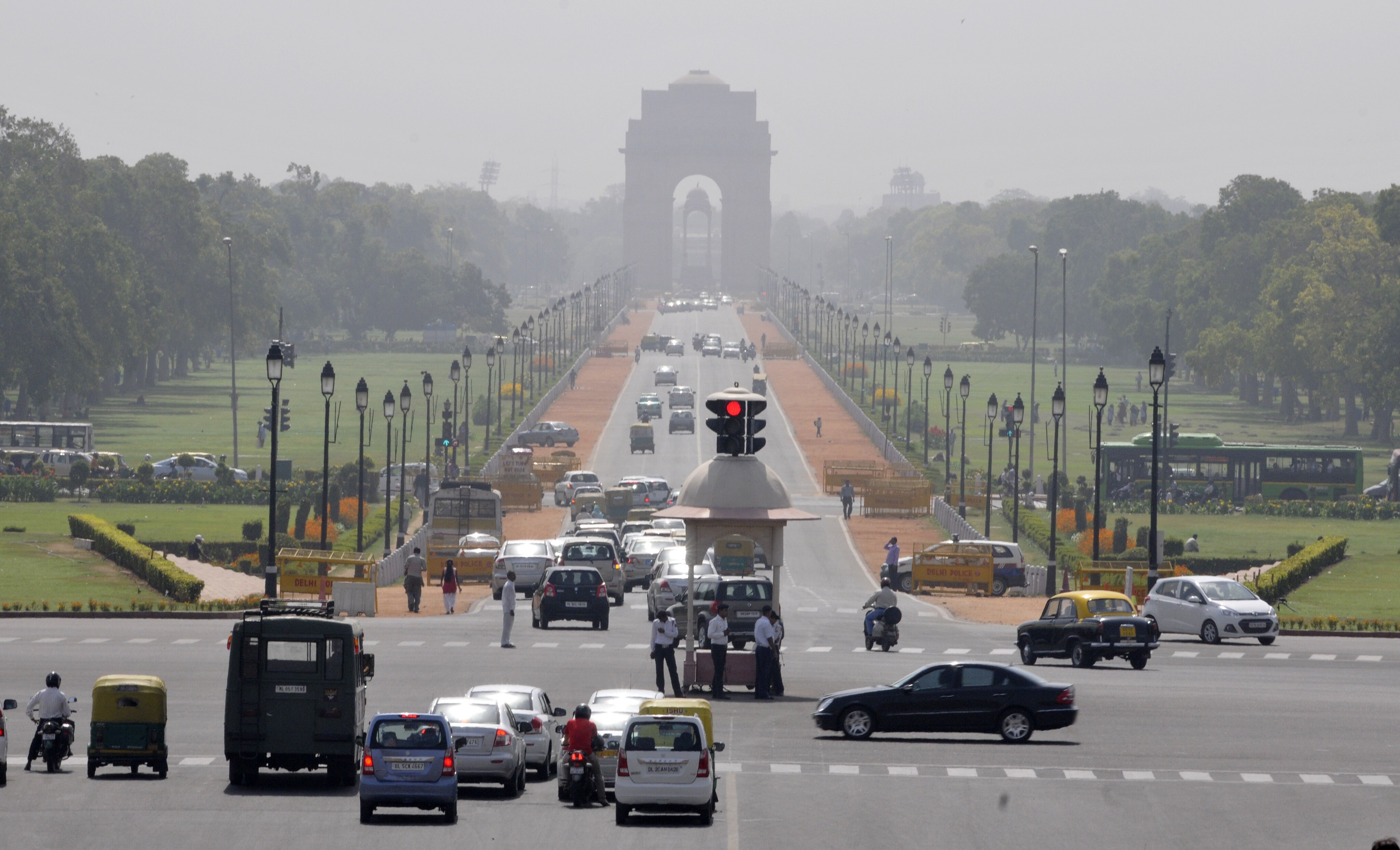 Delhi Weather: दिल्ली में बदला मौसम, ठंड की हो गई विदाई, दोपहर की धूप से लोग बेहाल