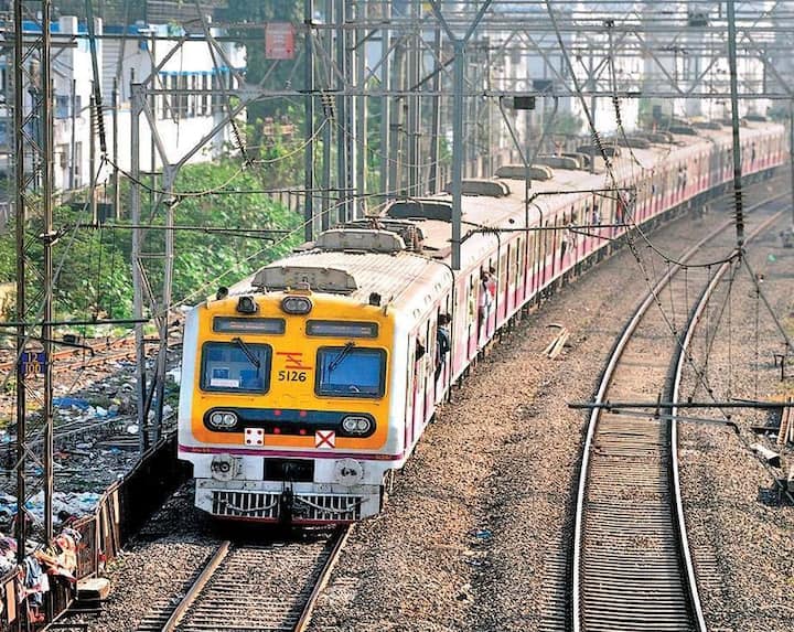 परिस्थिती नियंत्रणात आणण्यासाठी रेल्वे कर्मचाऱ्यांनी अग्निशामक साधनांचा वापर केला.