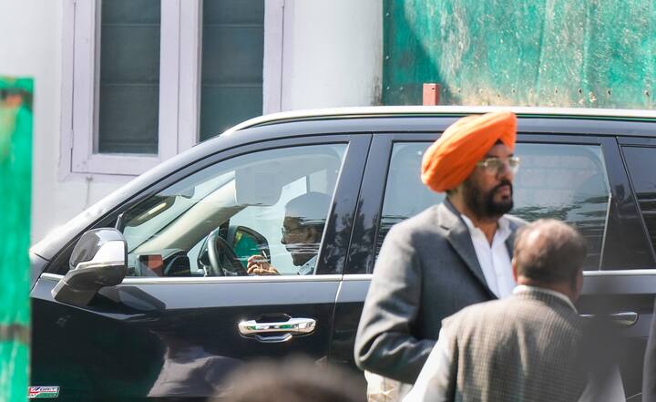 दिल्ली विधानसभा चुनाव के नतीजे आम आदमी पार्टी के मन मुताबिक नहीं रहे. पार्टी जहां सत्ता में वापसी के दावे कर रही थी, अरविंद केजरीवाल अपनी सीट तक नहीं बचा पाए. अब पार्टी एक फिर से जनता के बीच जाने के प्लान पर काम शुरू करने वाली है. इस बीच हार के बाद पहली बार अरविंद केजरीवाल मीडिया के कैमरे में कैद हुए.