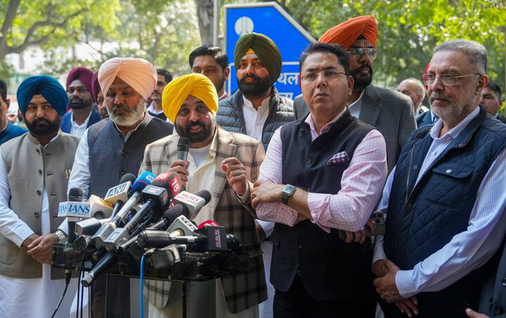 पंजाब के सीएम भगवंत मान ने इस मुलाकात के बाद उन अटकलों को खारिज किया जिसमें ये दावा किया जा रहा है कि पार्टी में असंतोष है.