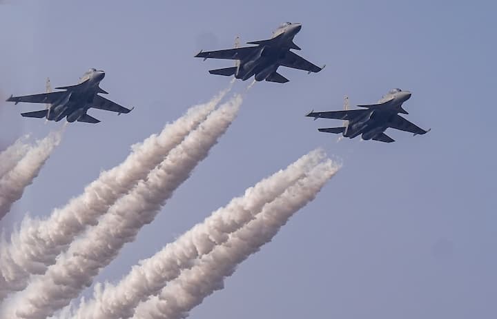 'Aero India 2025' শোতে তেজস, সুখোই, রাফাল, জাগুয়ারের মতো বিমানের গর্জনে শোনা গিয়েছে বেঙ্গালুরুর আকাশে। এর মধ্যে সুখোই ভারতীয় প্রতিরক্ষা মন্ত্রকের ফ্ল্যাগশিপ বিমান। যা বেঙ্গালুরুর এয়ার শোয়ে আকাশে ত্রিশূল গঠন করে উড়েছিল। এখানে তিনটি সুখোই বিমান একসঙ্গে ত্রিশূল আদল তৈরি করে আকাশে।