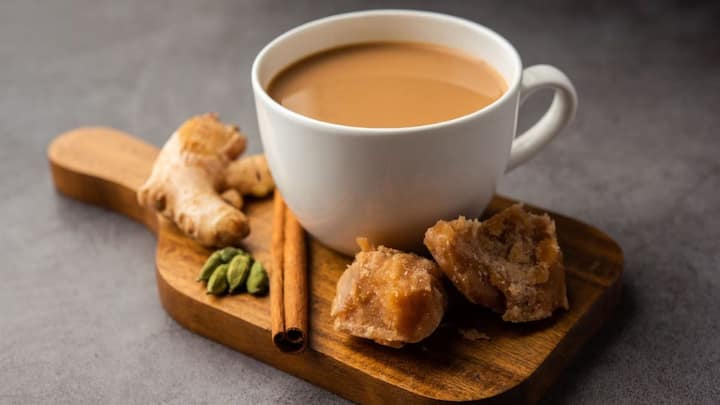 जेव्हा आपण जास्त चहा प्यायला लागतो तेव्हा मानसिक ताण वाढू शकतो.