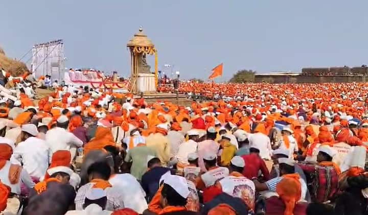 यावेळी भिडे गुरूजी यांनी लाखो धारकरी यात्रेकरुंना संबोधित केलं. यावेळी गोहत्या प्रकरणावर त्यांनी आक्रमक भूमिका घेण्याचं आवाहन केलं.