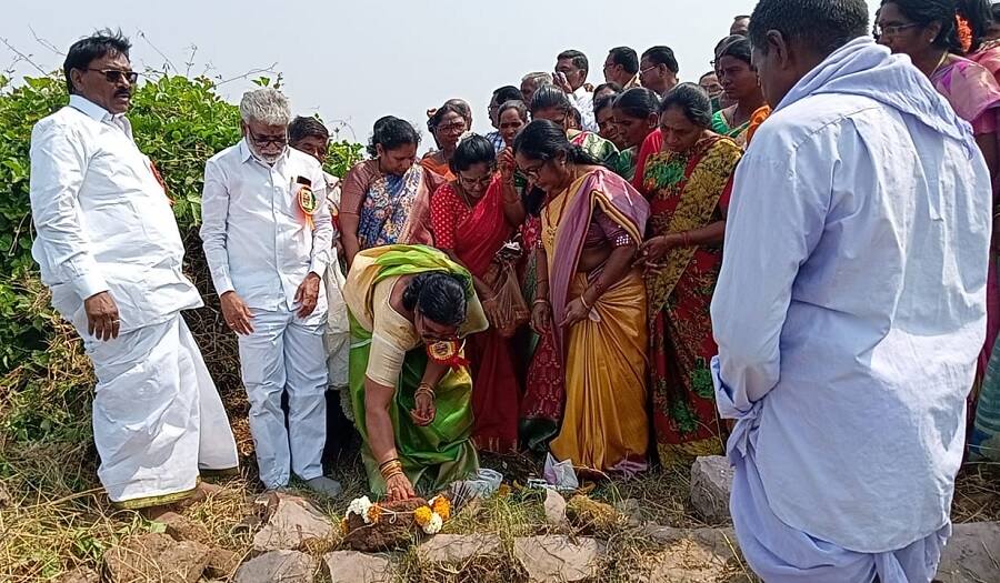 Viral News: స్కూల్, కాలేజీ ఫ్రెండ్స్ గెట్ టుగేదర్ చూశారు, 40 ఏళ్ల తరువాత ఓ గ్రామ ప్రజల గెట్ టుగేదర్ చూస్తే వావ్!