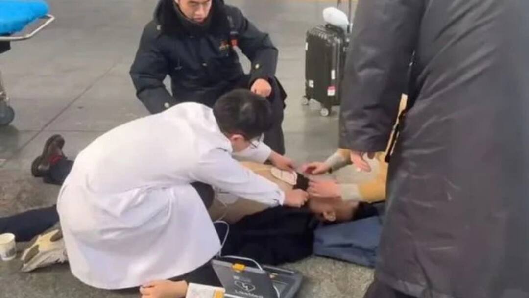 'मुझे काम पर जाना है', चीन में रेलवे स्टेशन पर बेहोश होने के बाद व्यक्ति ने होश में आते ही कही ये बात After fainting at the railway station in China, the person said this as soon as he regained consciousness 'मुझे काम पर जाना है', चीन में रेलवे स्टेशन पर बेहोश होने के बाद व्यक्ति ने होश में आते ही कही ये बात