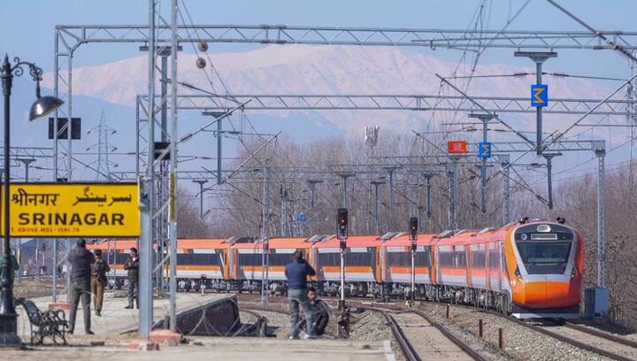 अब कुछ लोगों के मन में सवाल है कि सर्दियों के मौसम में वंदे भारत ट्रेन कैसे कश्मीर की वादियों में फर्राटा भरेगी, ट्रेन के शीशों पर बर्फ जमेगी और इसकी रफ्तार पर असर पड़ेगा. हालांकि ऐसा बिल्कुल भी नहीं है.