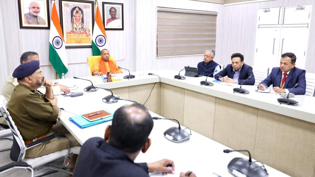 महाकुंभ: ट्रैफिक जमा पर सीएम योगी सख्त, कहा- 'क्राउड मैनेजमेंट प्लान लागू किया जाए' Mahakumbh CM Yogi Adityanath strict on traffic congestion says implemented Crowd management plan ann महाकुंभ: ट्रैफिक जमा पर सीएम योगी सख्त, कहा- 'क्राउड मैनेजमेंट प्लान लागू किया जाए'