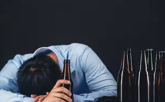 ਪਰ ਕੀ ਕਦੇ ਤੁਹਾਡੇ ਮਨ ਵਿੱਚ ਇਹ ਸਵਾਲ ਆਇਆ ਹੈ ਕਿ ਸ਼ਰਾਬ ਪੀਣ ਦੇ ਸ਼ੌਕੀਨ ਲੋਕ ਗਰਮੀਆਂ ਵਿੱਚ ਬੀਅਰ ਅਤੇ ਠੰਡ ਵਿੱਚ ਰਮ ਕਿਉਂ ਪੀਂਦੇ ਹਨ? ਅੱਜ ਅਸੀਂ ਤੁਹਾਨੂੰ ਇਸ ਦਾ ਜਵਾਬ ਦੇਵਾਂਗੇ। ਠੰਡੀਆਂ ਥਾਵਾਂ 'ਤੇ ਰਮ ਦੀ ਸਭ ਤੋਂ ਵੱਧ ਮੰਗ ਹੁੰਦੀ ਹੈ। ਕਿਉਂਕਿ ਸ਼ਰਾਬ ਪੀਣ ਵਾਲੇ ਲੋਕ ਕਹਿੰਦੇ ਹਨ ਕਿ ਰਮ ਪੀਣ ਨਾਲ ਸਰੀਰ ਗਰਮ ਰਹਿੰਦਾ ਹੈ। ਸਭ ਤੋਂ ਪਹਿਲਾਂ, ਆਓ ਜਾਣਦੇ ਹਾਂ ਕਿ ਸ਼ਰਾਬ ਪੀਣ ਨਾਲ ਸਰੀਰ ਗਰਮ ਕਿਉਂ ਹੁੰਦਾ ਹੈ।