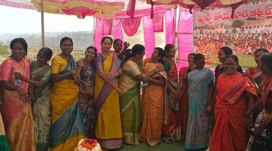 Viral News: స్కూల్, కాలేజీ ఫ్రెండ్స్ గెట్ టుగేదర్ చూశారు, 40 ఏళ్ల తరువాత ఓ గ్రామ ప్రజల గెట్ టుగేదర్ చూస్తే వావ్!