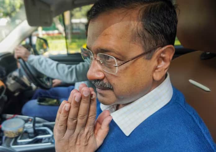 દિલ્હી વિધાનસભા ચૂંટણીના પરિણામો આમ આદમી પાર્ટીની ઈચ્છા મુજબ આવ્યા ન હતા. પાર્ટી જ્યારે સત્તામાં પરત ફરવાનો દાવો કરી રહી હતી, ત્યારે અરવિંદ કેજરીવાલ પોતાની સીટ પણ બચાવી શક્યા ન હતા. હવે પાર્ટી ફરીથી જનતા સુધી પહોંચવાની યોજના પર કામ શરૂ કરવા જઈ રહી છે. દરમિયાન, હાર બાદ પહેલીવાર અરવિંદ કેજરીવાલ મીડિયાના કેમેરામાં કેદ થયા હતા.