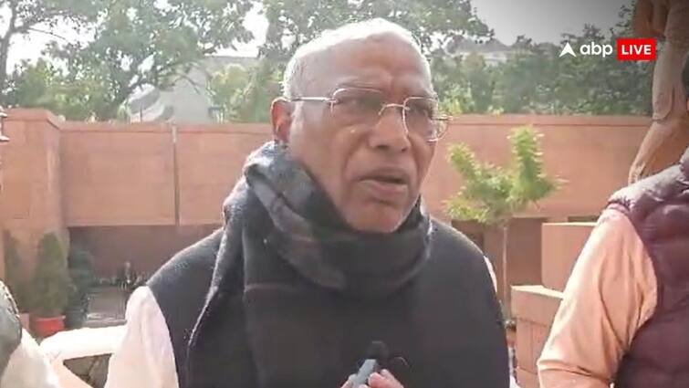 Mallikarjun Kharge on Delhi Assembly election result India Alliance dispute whats bygone is by gone we need to sit together ANN ‘जो होना था सो हो गया, अब मिल बैठकर बात करना चाहिए’, इंडिया गठबंधन को लेकर खरगे का बड़ा बयान