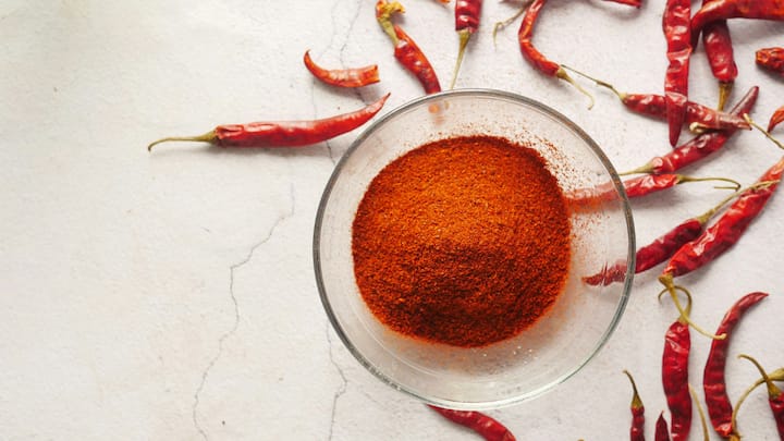 रेसिपीमध्ये तिखट घातल्याने अप्रतिम चव येते यात शंका नाही, पण त्याचा अतिरेक केल्यास अनेक समस्या उद्भवू शकतात.