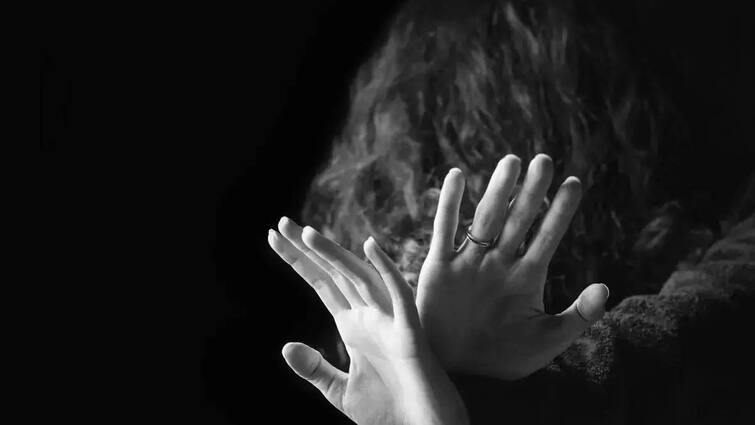 Woman raped in Bhiwandi; friends share video on social media நண்பர்கள் பெயரில் நயவஞ்சகர்கள்! இளம்பெண்ணுக்கு நேர்ந்த கொடுமை –  வெளியான வீடியோவால் ஷாக்!