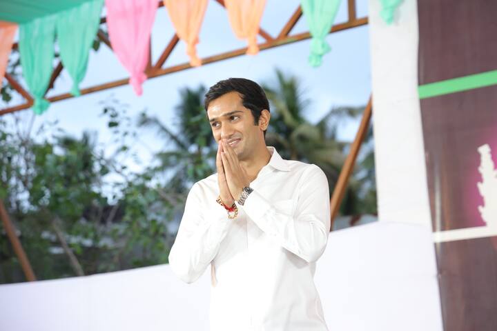 युट्यूबर, समाजसेवक आणि उद्योजक म्हणून कृष्णराज महाडिक यांना ओळखलं जातं. तसेच, वडील राज्यसभेचे खासदार असल्यामुळे कृष्णराज महाडिक यांचाही राजकीय वर्तुळात वावर असतो.