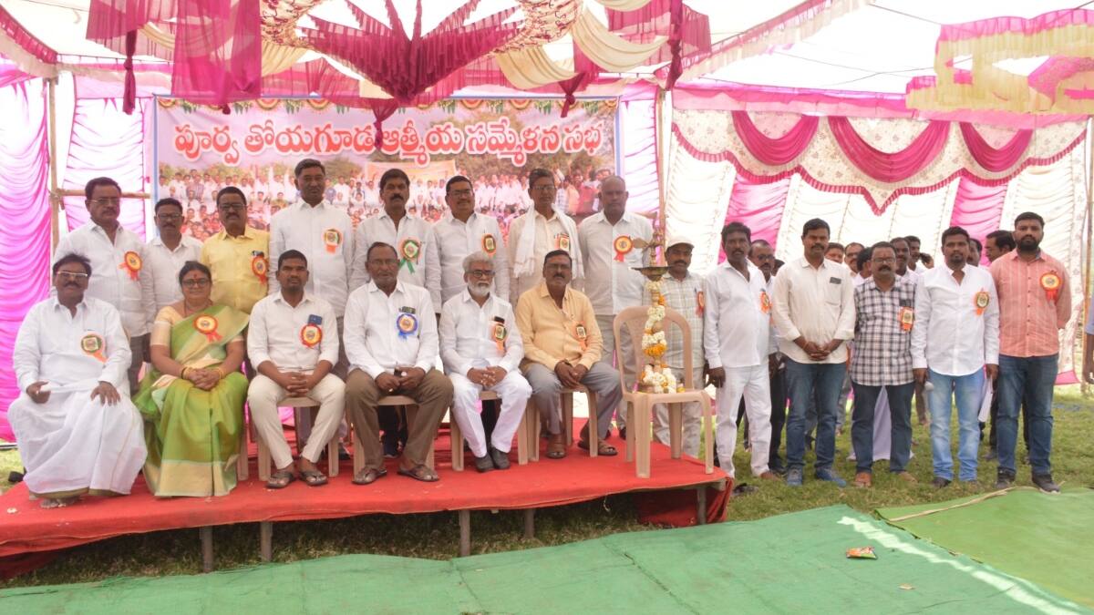 Viral News: స్కూల్, కాలేజీ ఫ్రెండ్స్ చూశారు, 40 ఏళ్ల తరువాత ఓ గ్రామ ప్రజల గెట్ టుగేదర్ చూస్తే వావ్!