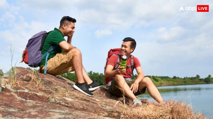 वहीं यहूदी धर्म में शनिवार को शब्बथ कहा जाता है, यानी आराम का दिन होता है. वहीं मुस्लिम देशों में शुक्रवार को जुमा होता है, इसे भी इबादत का दिन माना गया है.