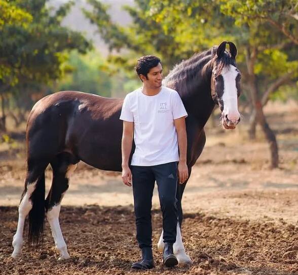 दोघांचा हा फोटो काही मिनिटांतच व्हायरल झाला असून त्यावर चाहत्यांकडून कमेंट्स आणि लाईक्सचा वर्षाव करण्यात आला.