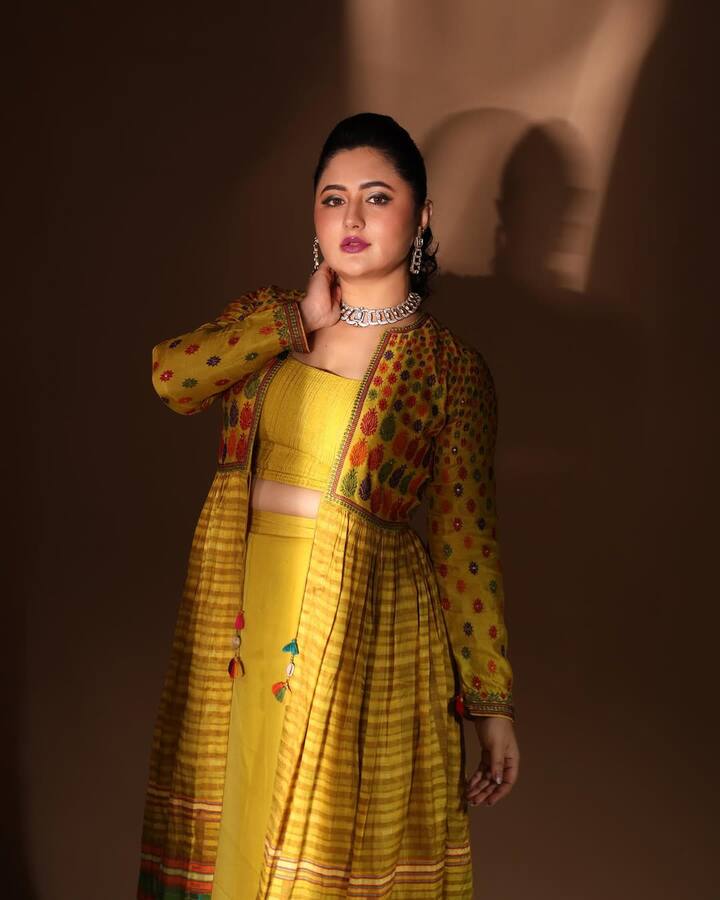 आपको जानकर हैरानी होगी कि रश्मि देसाई अपना करियर बी ग्रेड फिल्मों से शुरू किया था. लेकिन अपनी मेहनत के दम पर वो टीवी की टॉप एक्ट्रेस बनी. उनका शो ‘उतरन’ आज भी फैंस के फेवरेट सीरियल्स में से एक है. हालांकि ये सफर उनके लिए आसान नहीं रहा था.