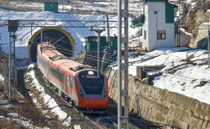 ट्रेन की विंडशील्ड यानी जहां से ड्राइवर आगे देखता है, उस पर भी खास हीटिंग एलिमेंट लगाए गए हैं. यानी बर्फ गिरे या फिर पानी जम जाए, ट्रेन फर्राटा भरते हुए ही दौड़ेगी.