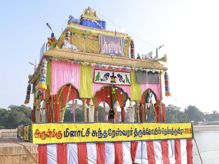 காவல் துறையினர் படகு மூலம் ரோந்து பணியில் ஈடுபட்டனர் பக்தர்களின் பாதுகாப்பிற்காக மாநகர காவல் ஆணையர் தலைமையில் 300க்கும் மேற்பட்ட காவல்துறையினர் பாதுகாப்பு பணியில் ஈடுபடுத்தப்பட்டனர்.