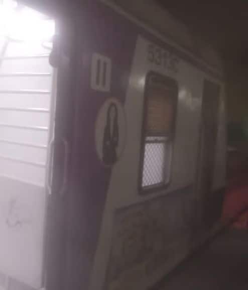 लोकलमध्ये ज्या प्रवाशी महिलेचा मोबाईल फोन स्फोट झाला तिची ओळख अज्ञाप पटलेली नाही. सध्या या घटनेचा तपास सुरू आहे.