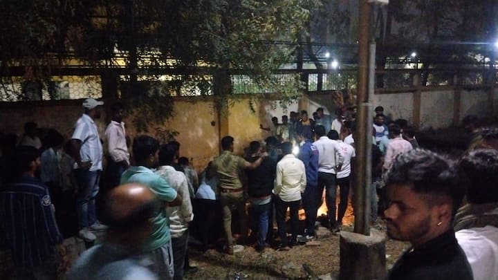 काल (10 फेब्रुवारी) रात्री 11 ते 11:30 दरम्यान रस्त्यालगत कठडा नसलेल्या विहिरीत कार कोसळल्याने तिघेही अडकल्याने त्यांचा जागीच मृत्यू झाला.