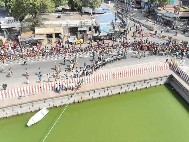 நீர் நிரம்ப காணப்பட்ட தெப்பக்குளத்தில் சுவாமியும் அம்மனும் இருமுறை வலம்வந்த நிலையில் சுவாமியும், அம்மனும் மைய மண்டபத்தில் எழுந்தருவார்கள்.